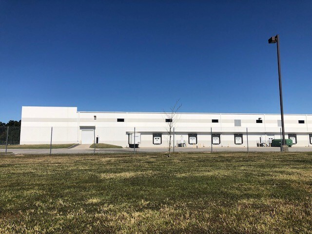 More Photos Of 1010 CenterPoint Dr, Suffolk Distribution For Lease