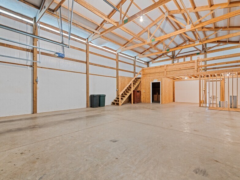 More Photos Of 25 Lester Ln, Waynesville Flex For Sale