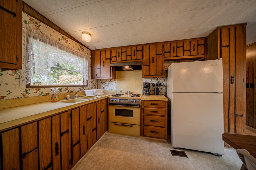 More Photos Of N10120 Parkway Rd, Crivitz Hotel For Sale