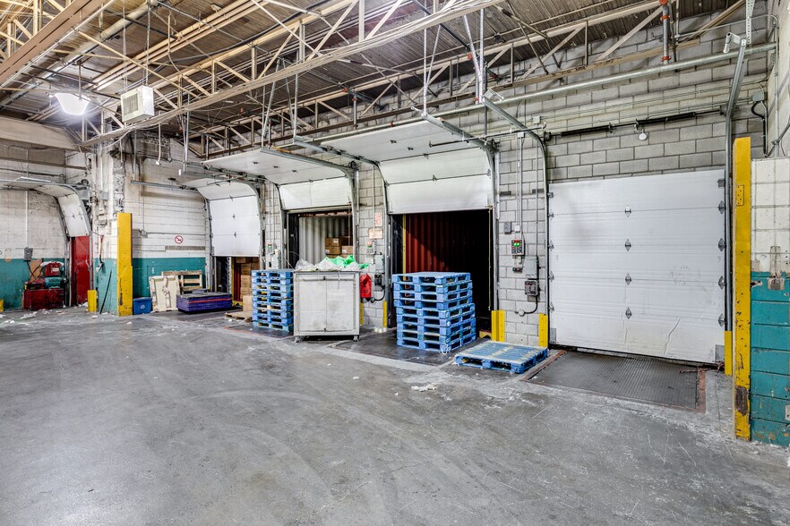 More Photos Of 5455 Ch De La Côte-De-Liesse, Montréal Manufacturing For Sale