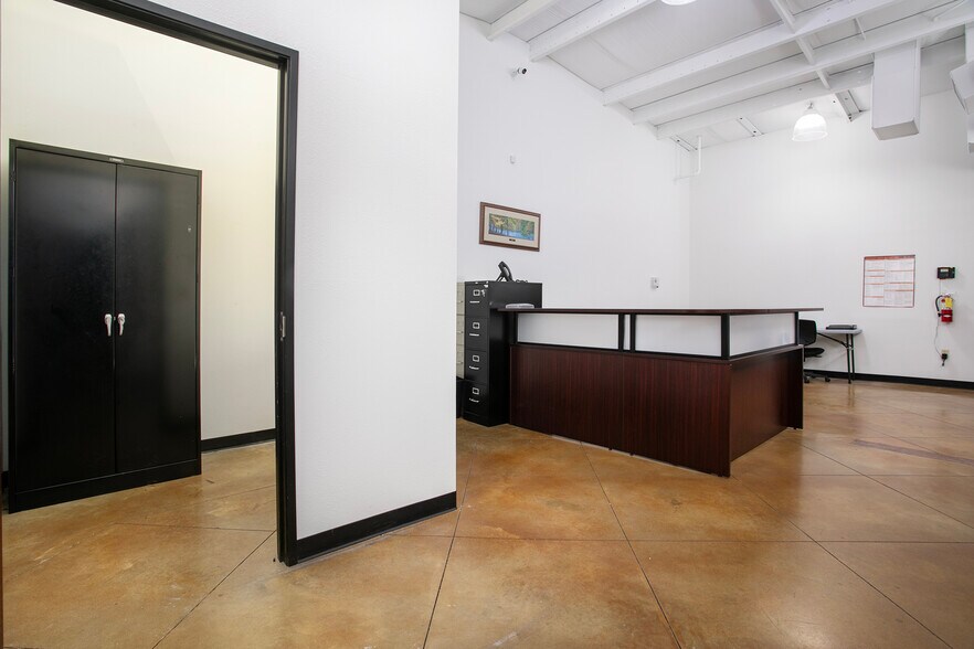 More Photos Of 4285 Hwy 31 W, Tyler Showroom For Lease