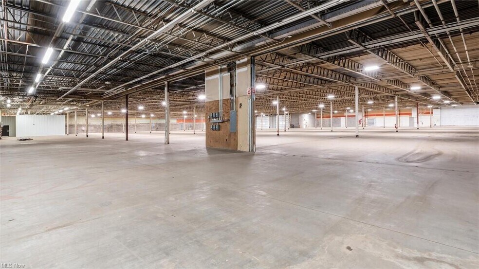 More Photos Of 2411 E Wheeling Ave, Cambridge Warehouse For Lease