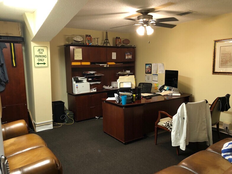 More Photos Of 12155 Metro Pky, Fort Myers Showroom For Lease
