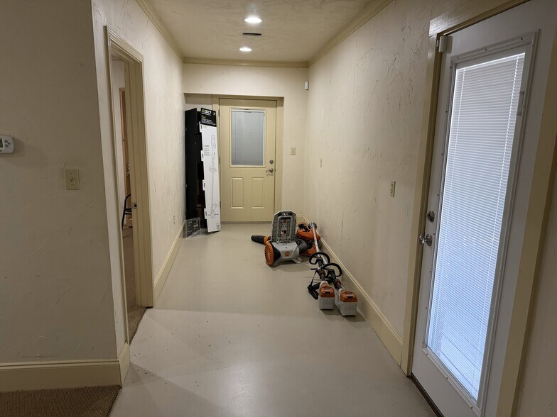 More Photos Of 1030 Canyon Bend Dr, Dripping Springs Light Distribution For Lease