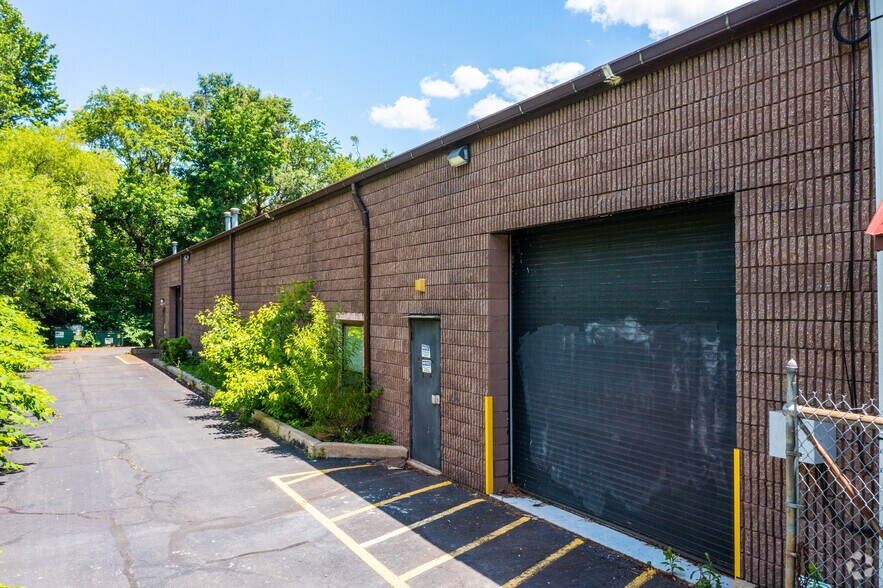 More Photos Of 2000 Hartel St, Levittown Research And Development For Lease