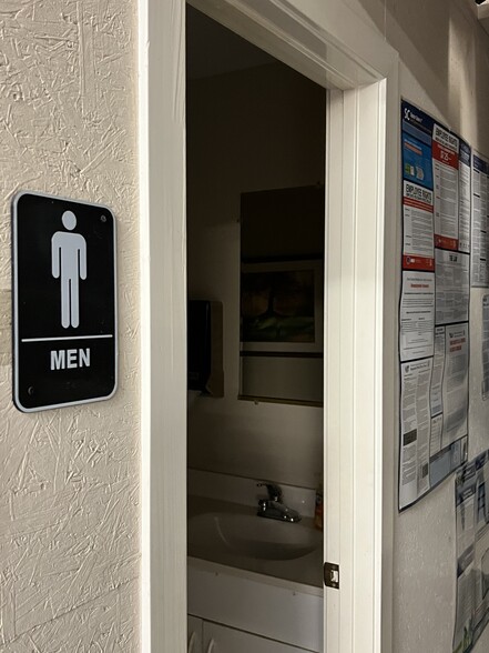 More Photos Of 14 Palmetto Business Park Rd, Hilton Head Island Showroom For Sale