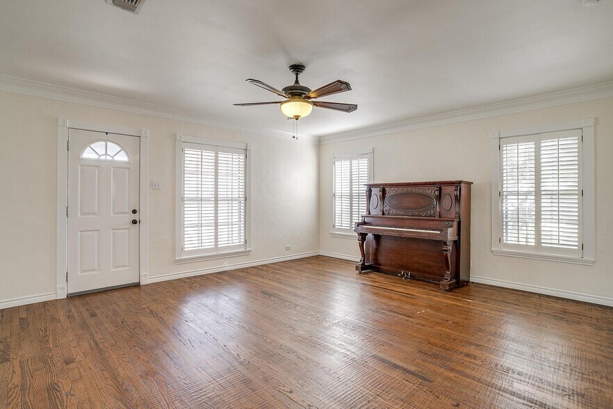 More Photos Of 113 N Tarrant St, Crowley Office For Sale