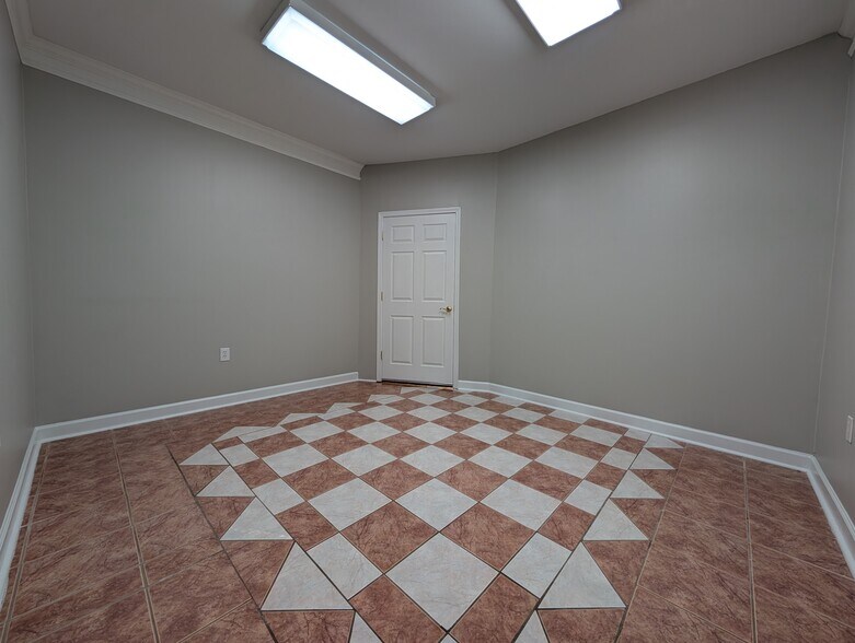 More Photos Of 6511 Creedmoor Rd, Raleigh Office For Lease