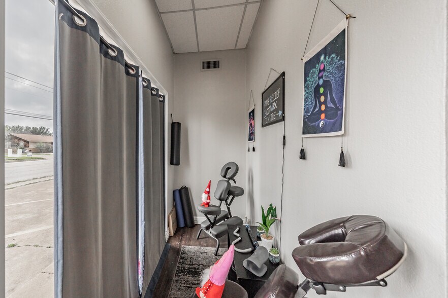 More Photos Of 7235 Glenview Dr, Richland Hills Office For Sale