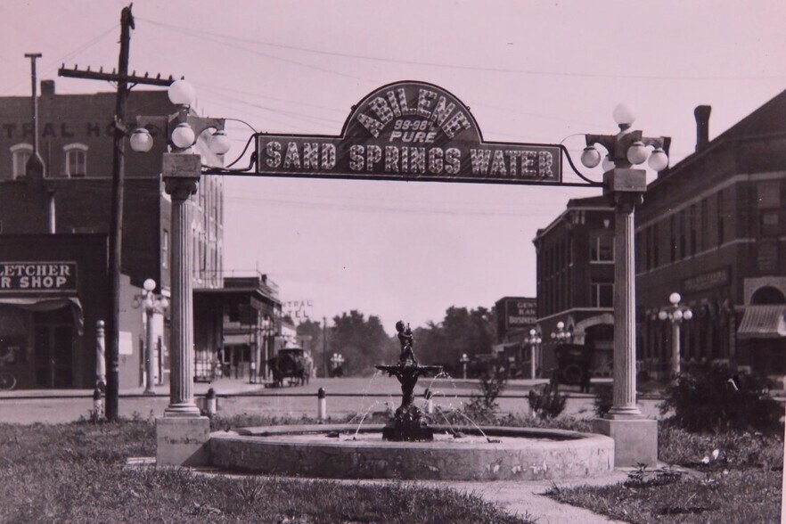 More Photos Of 115 NW 3rd St, Abilene Office Residential For Sale