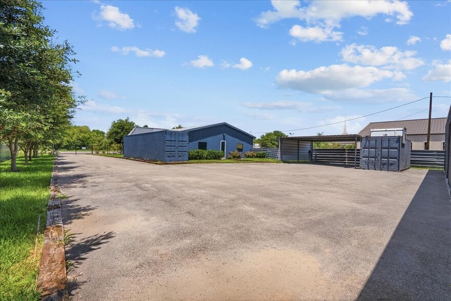 More Photos Of 2113 Garden Rd, Pearland Light Distribution For Sale