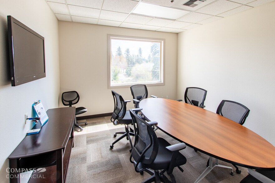 More Photos Of 300 SE Reed Market Rd, Bend Office For Sale