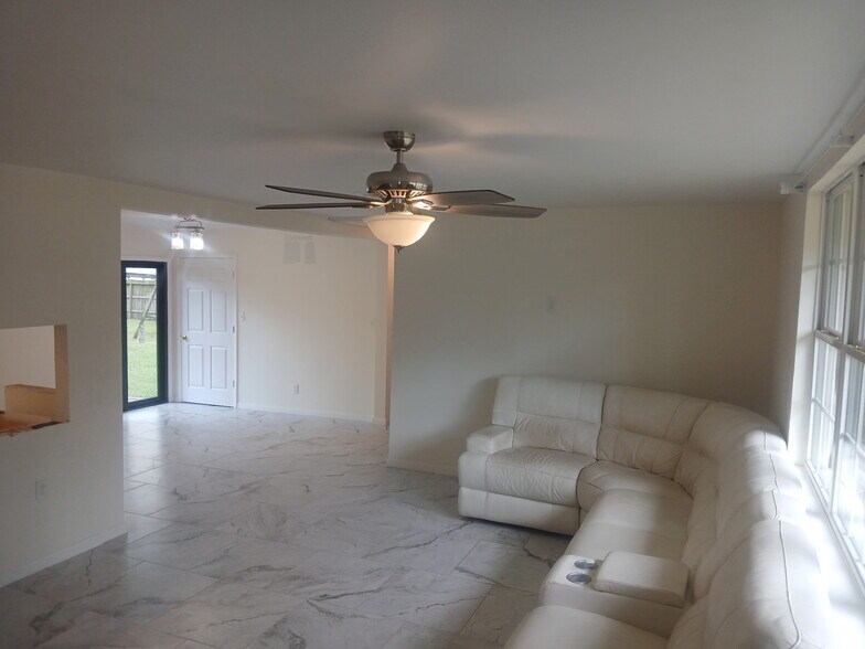 More Photos Of 1506 Avenue D, Katy Office For Sale