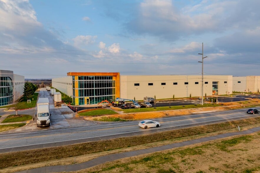 More Photos Of 5100 SW Regional Airport Blvd, Bentonville Warehouse For Lease