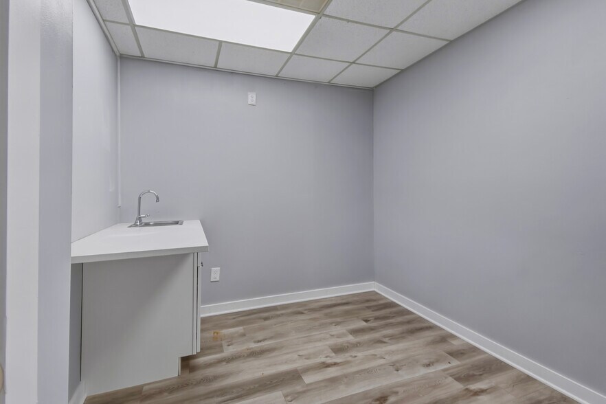 More Photos Of 953 Lane Ave S, Jacksonville Medical For Lease