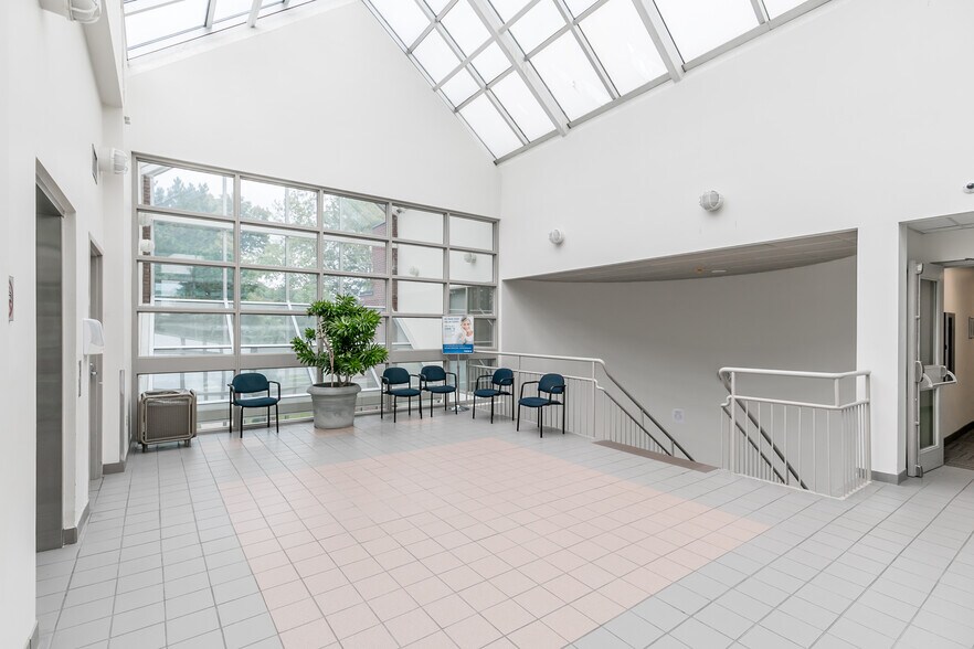 More Photos Of 240 Penetanguishene Rd, Midland Medical For Lease