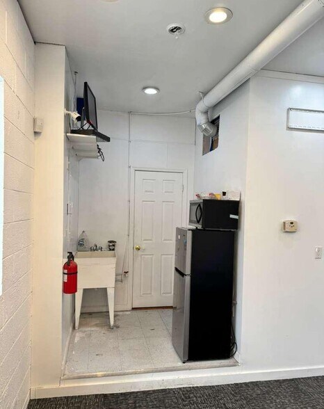 More Photos Of 250 E Cleveland Ave, Norwood Light Distribution For Sale