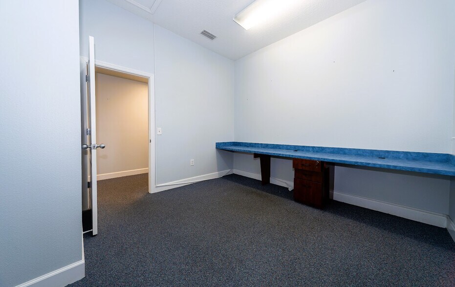 More Photos Of 2001 Manatee Ave E, Bradenton Office For Lease