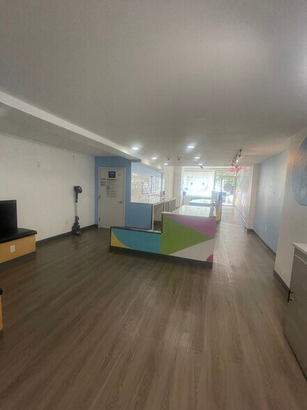 More Photos Of 2813 Ditmars Blvd, Astoria Storefront Retail Residential For Lease