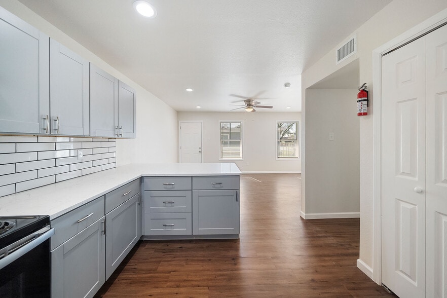 More Photos Of 6403 Sloan St, Houston Apartments For Sale