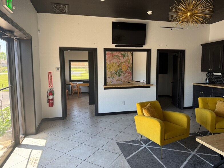 More Photos Of 1665 W Legacy Dr, Duncan Flex For Sale