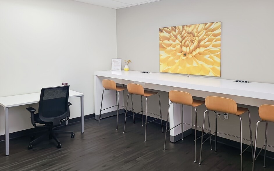 More Photos Of 2131 Palomar Airport Rd, Carlsbad Coworking Space