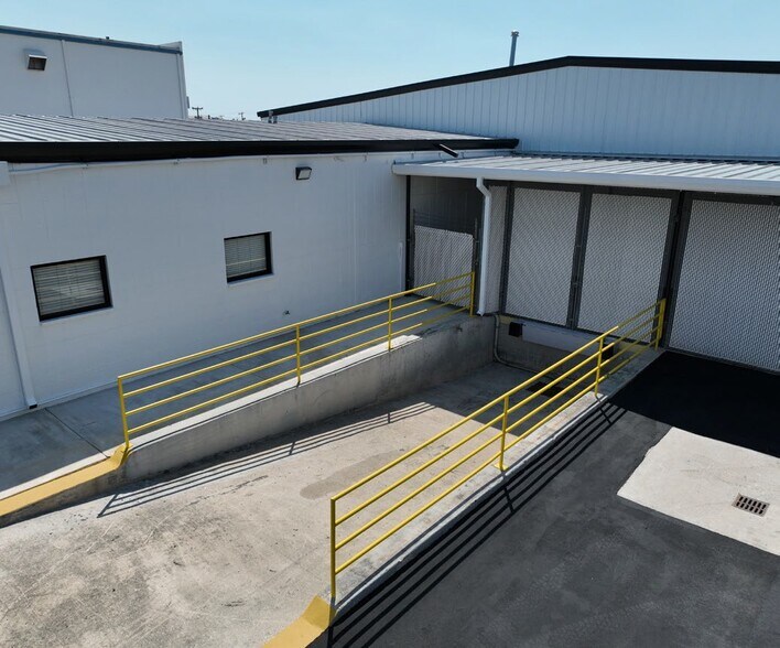 More Photos Of 1003 Paulsun Dr, San Antonio Warehouse For Sale