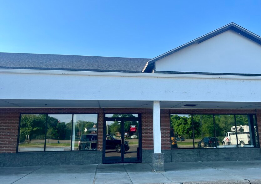 More Photos Of 19905-19955 Highway 7, Excelsior General Retail For Lease