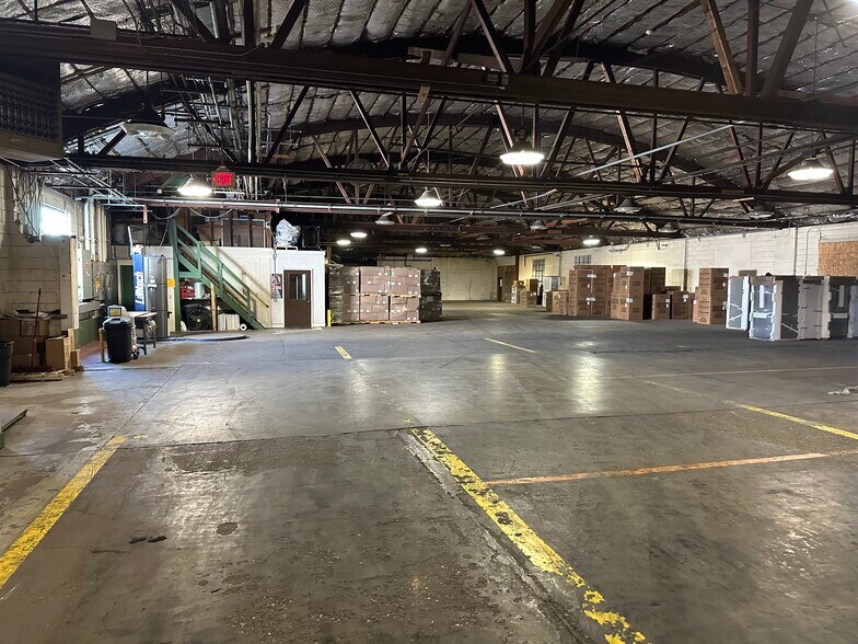 More Photos Of 823 N Cedar St, Monticello Industrial For Lease