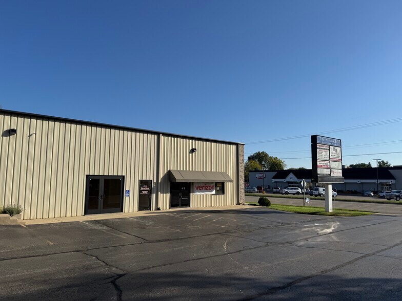 More Photos Of 517 N Lake Ave, Twin Lakes Showroom For Lease