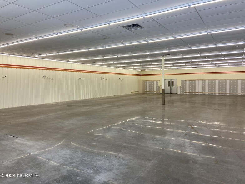 More Photos Of 100 Gardner Farm Ln, Currituck Storefront For Sale