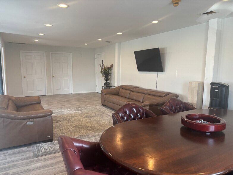 More Photos Of 521 Oak St, Copiague Carwash For Lease