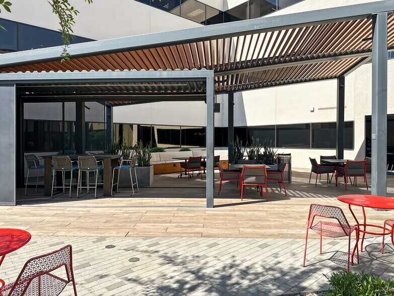 More Photos Of 6991 E Camelback Rd, Scottsdale Coworking Space