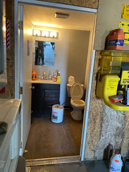 More Photos Of 1810 Lake St, Silver Springs Warehouse For Lease