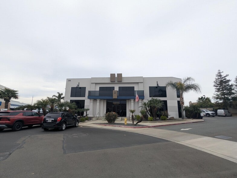 More Photos Of 380 Carrol Ct, Brentwood Industrial For Lease