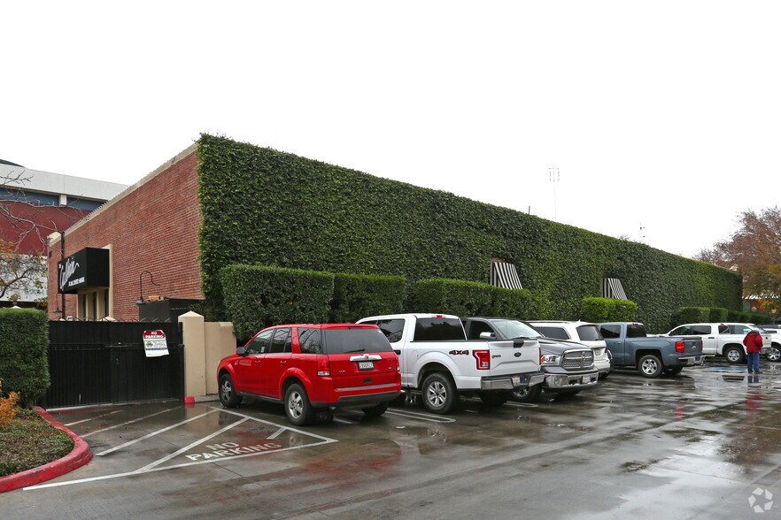 More Photos Of 2405 Capitol St, Fresno Freestanding For Lease
