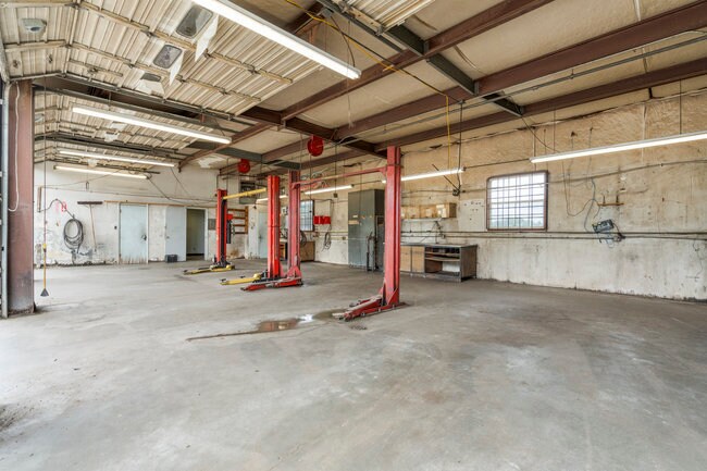 More Photos Of 1745 W Hensley Blvd, Bartlesville Service For Lease