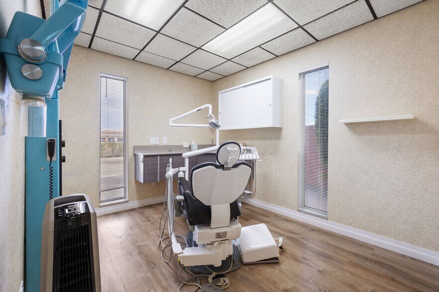 More Photos Of 1701 66th St N, Saint Petersburg Medical For Sale