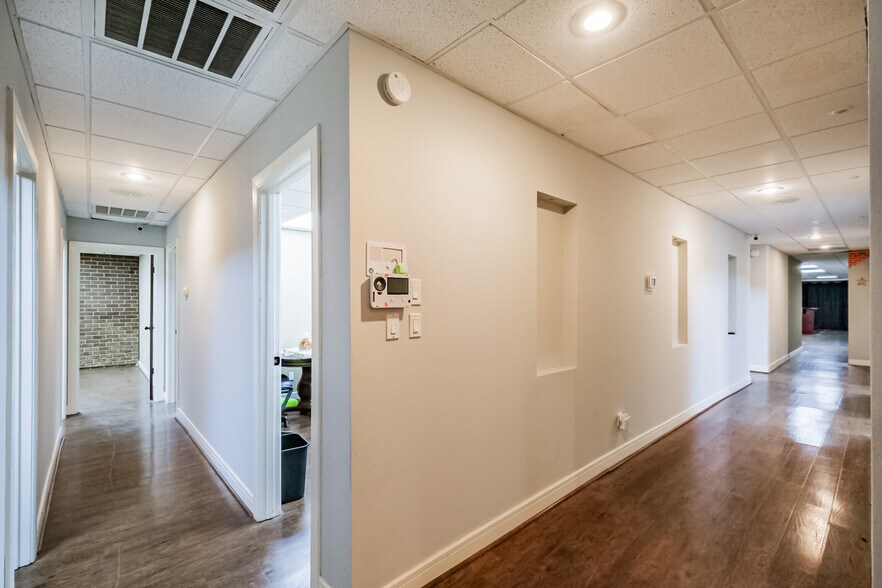 More Photos Of 8200 Westglen Dr, Houston Loft Creative Space For Lease