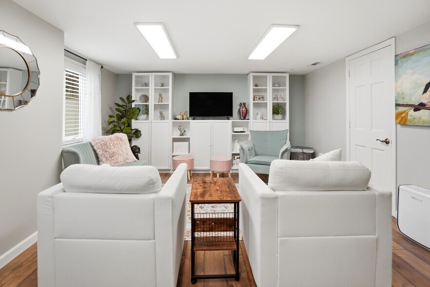 More Photos Of 175 W Franklin St, Centerville Storefront Retail Office For Sale