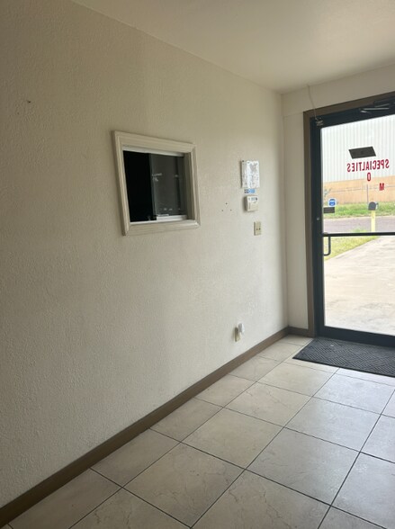 More Photos Of 711 Enterprise St, Laredo Warehouse For Lease