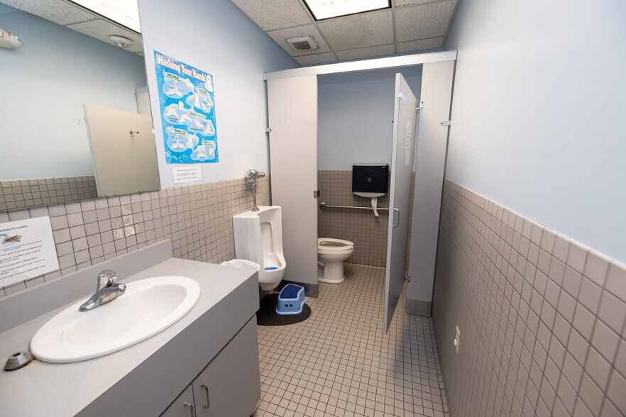 More Photos Of 217 N Kirkman Rd, Orlando Office For Sale