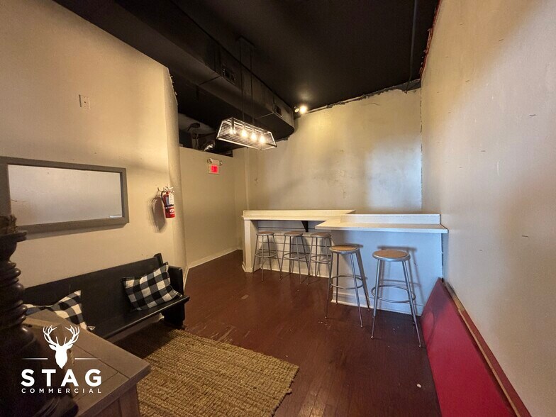 More Photos Of 208 W Oak St, Denton Storefront For Lease