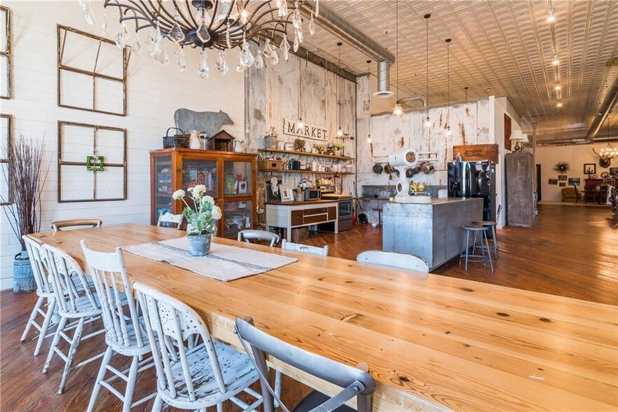 More Photos Of 306 W Main St, Denison Storefront For Sale