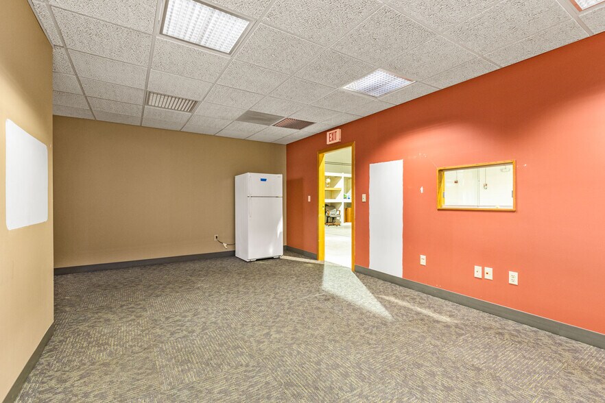 More Photos Of 69 Parker St, Newburyport Research And Development For Lease