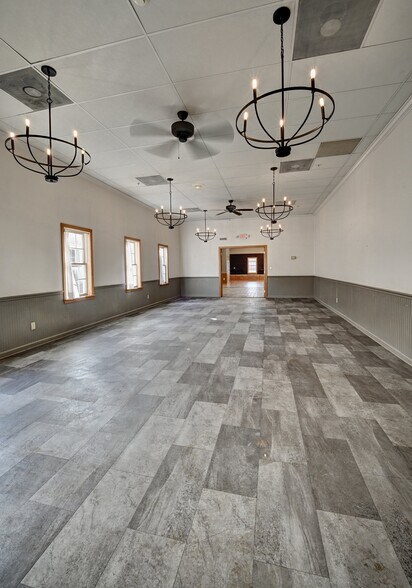 More Photos Of 14278 Lincoln Way E, Dalton Freestanding For Lease