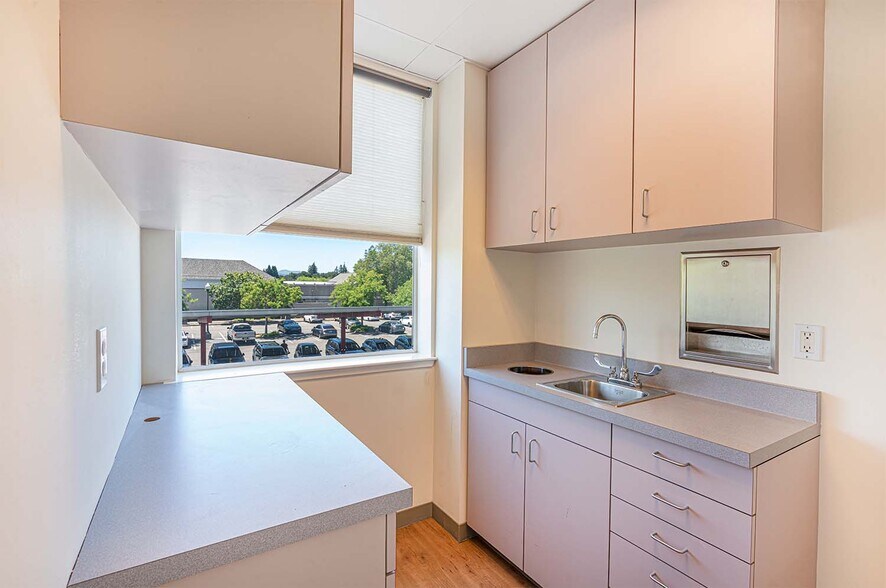 More Photos Of 8911 Lakewood Dr, Windsor Medical For Lease