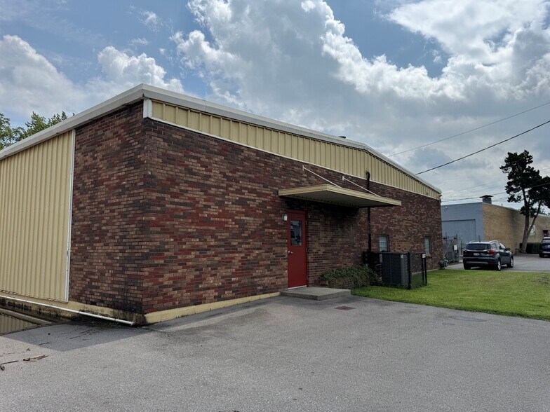 More Photos Of 214 Omohundro Pl, Nashville Manufacturing For Sale