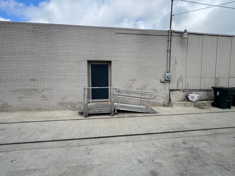 More Photos Of 100 E 32nd St, Bryan Freestanding For Lease