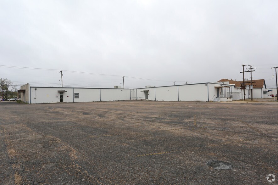 More Photos Of 2400 Franklin Ave, Waco Light Distribution For Lease